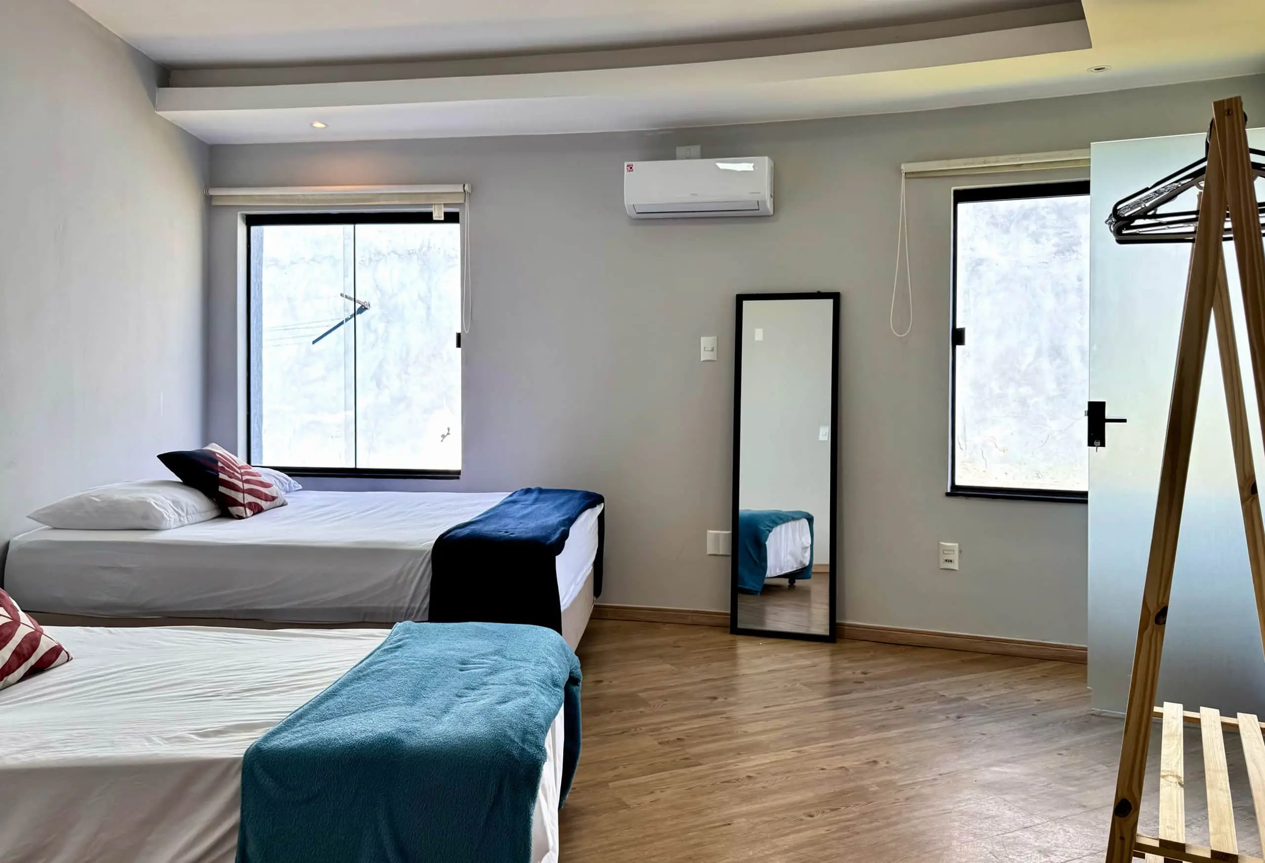 Suíte da Casa Redonda, com ar-condicionado e cortinas blackout.