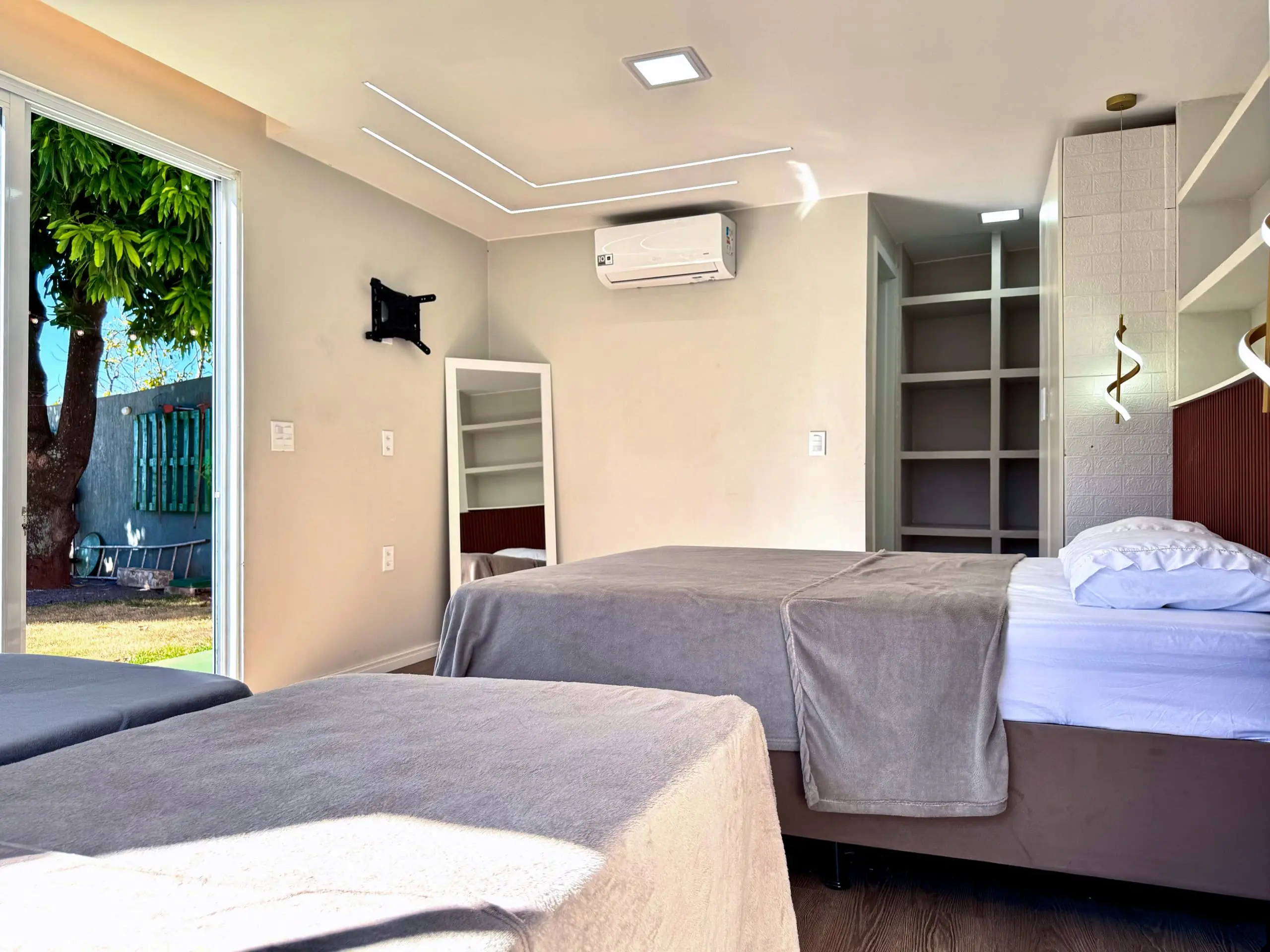 Suíte da Casa Redonda, com ar-condicionado e cortinas blackout.