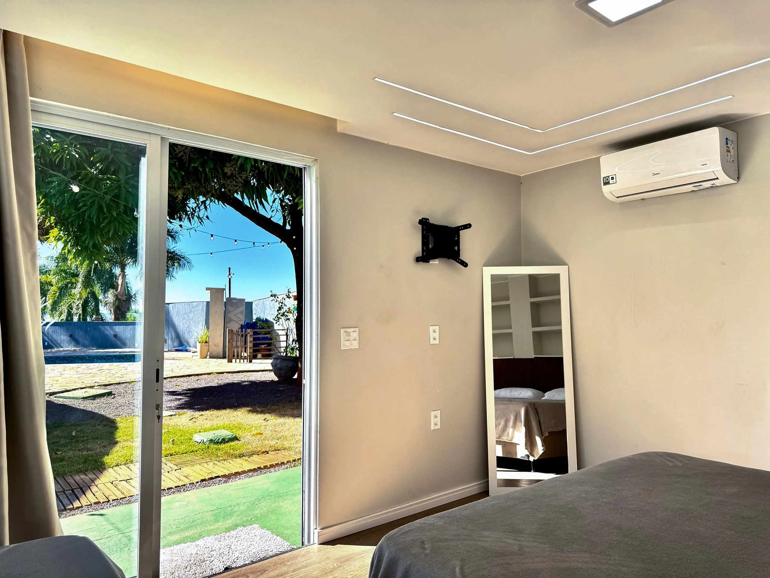 Suíte da Casa Redonda, com ar-condicionado e cortinas blackout.