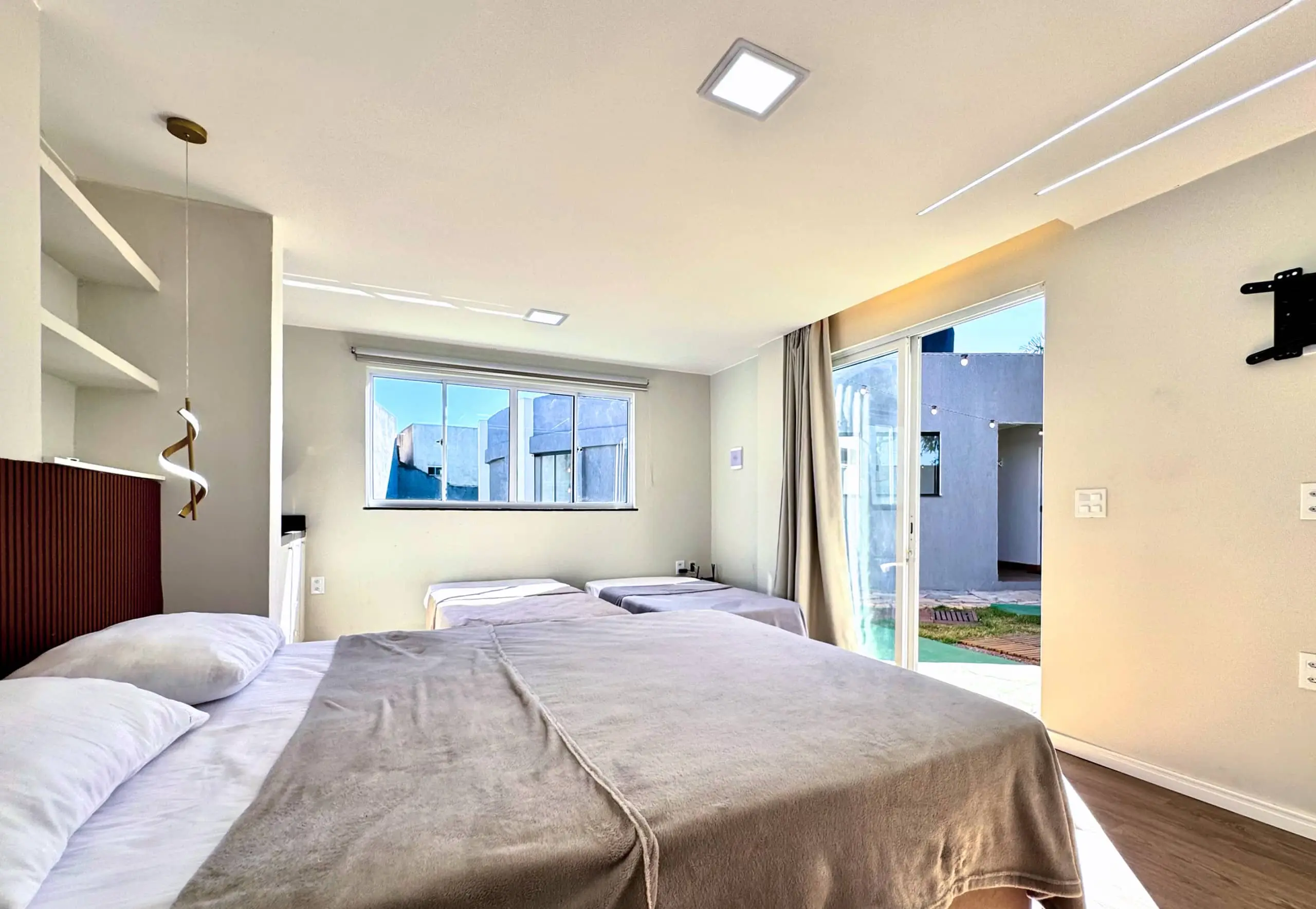 Suíte da Casa Redonda, com ar-condicionado e cortinas blackout.