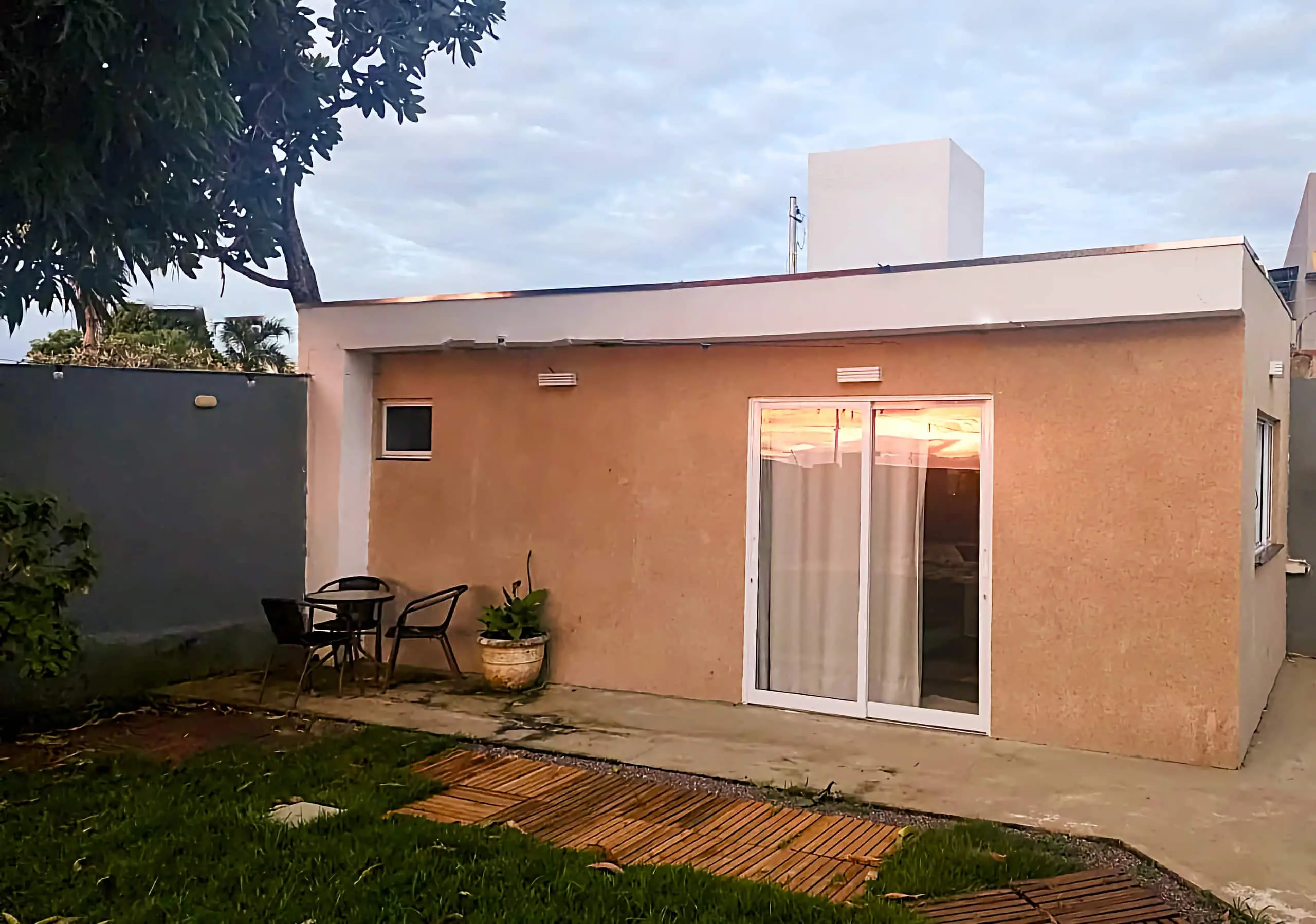 Suíte da Casa Redonda, com ar-condicionado e cortinas blackout.